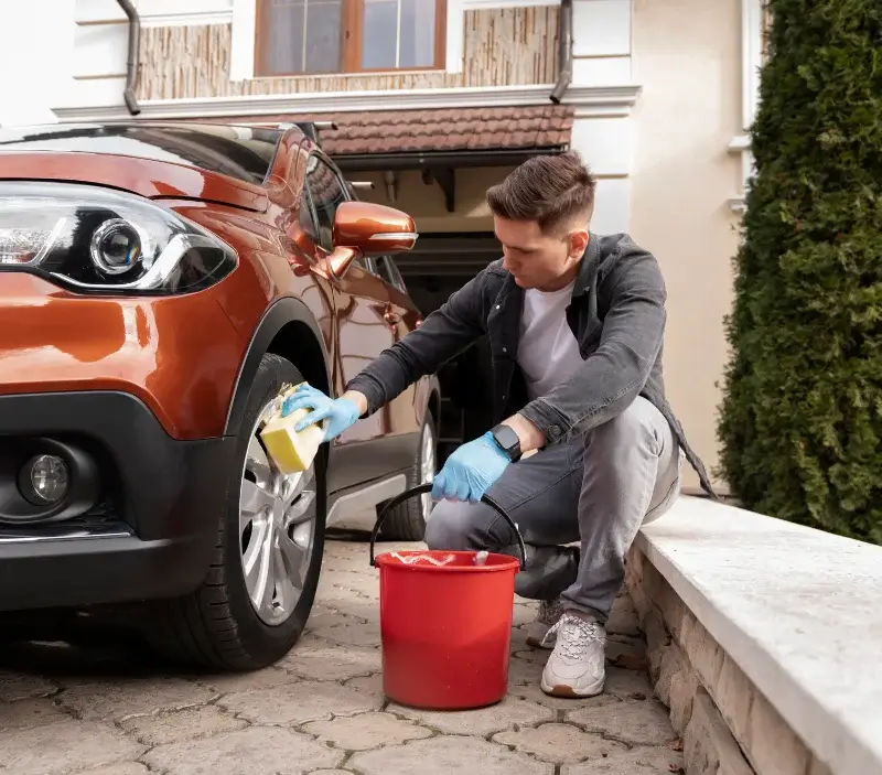 Lavage auto à domicile Locunolé : professionnel intervenant sur un véhicule